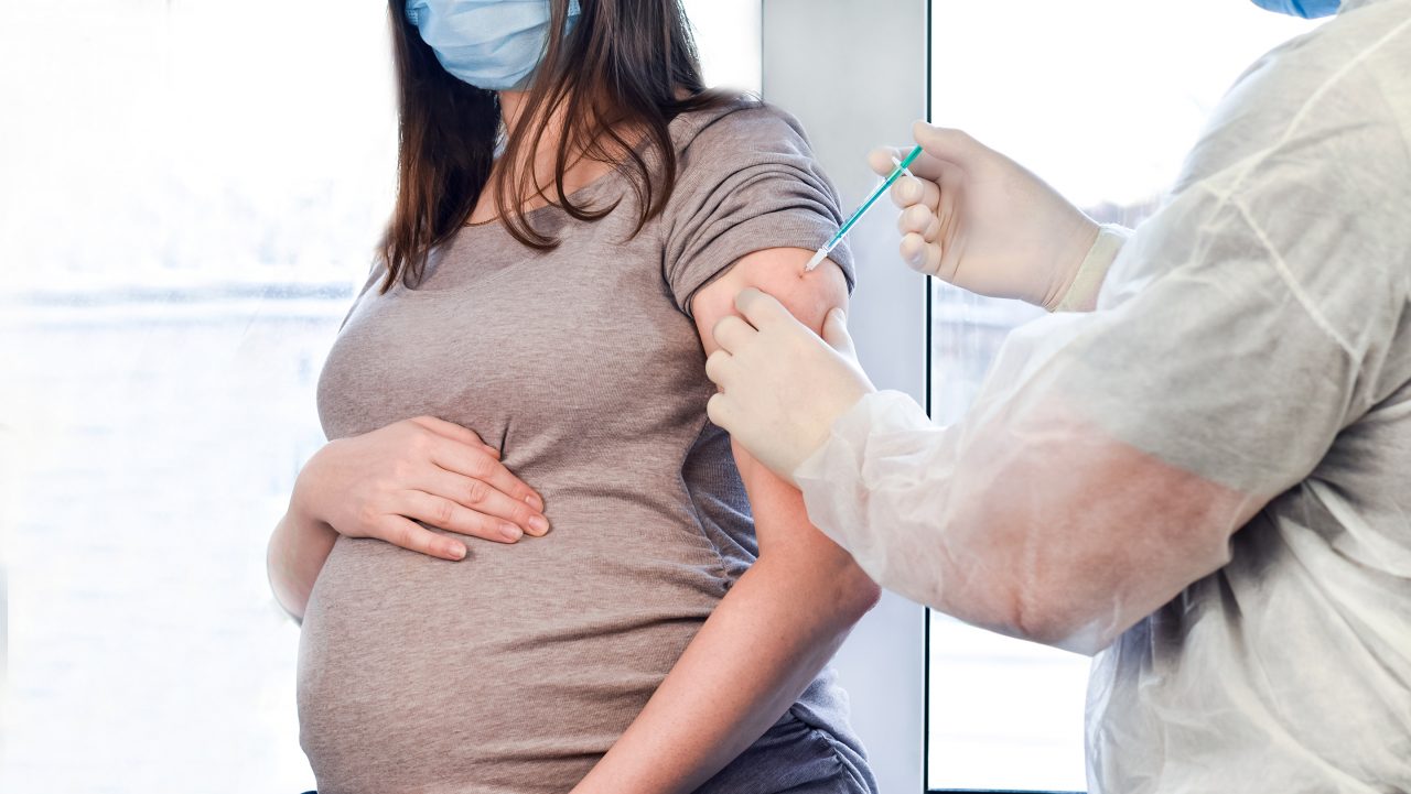 Έγκυος εμβολιάζεται κατά της Covid-19
