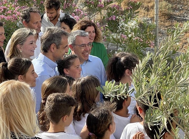 Τα παιδιά παρουσιάζουν το ‘έξυπνο’ και βιώσιμο θερμοκήπιο στον Πρωθυπουργό και τον CEO του Ομίλου Alpha Bank. Alpha Bank