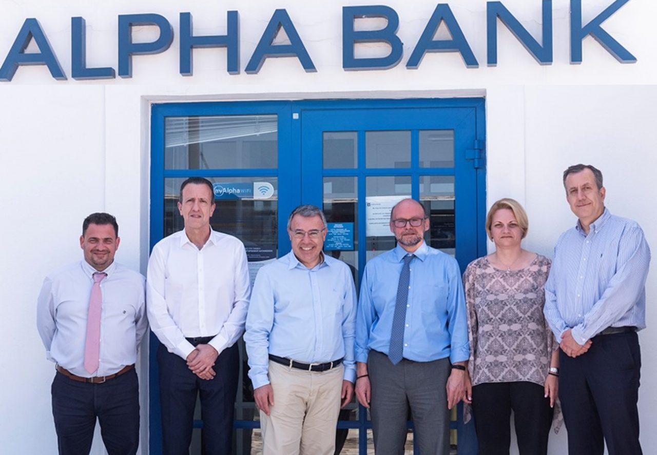 Αναμνηστική φωτογραφία του κ. Ψάλτη, του Γενικού Διευθυντή Λιανικής Τραπεζικής Ισίδωρου Πάσσα και του Επικεφαλής του Γραφείου CEO Νίκου Καλιτσουνάκη μαζί με τον Διευθυντή και το Προσωπικό του Καταστήματος της Alpha Bank στην Αστυπάλαια, που αποτελεί και το μοναδικό τραπεζικό κατάστημα στο νησί. Alpha Bank