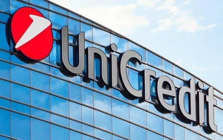 λογότυπο της Unicredit πάνω σε κτήριο