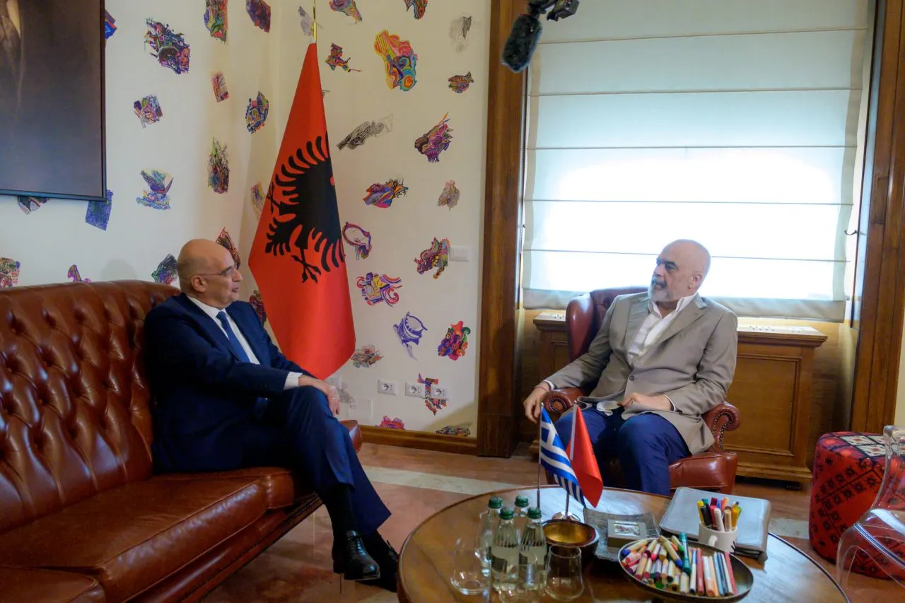 Συνάντηση του Νίκου Δένδια με τον πρωθυπουργό της Αλβανίας Έντι Ράμα, στα Τίρανα