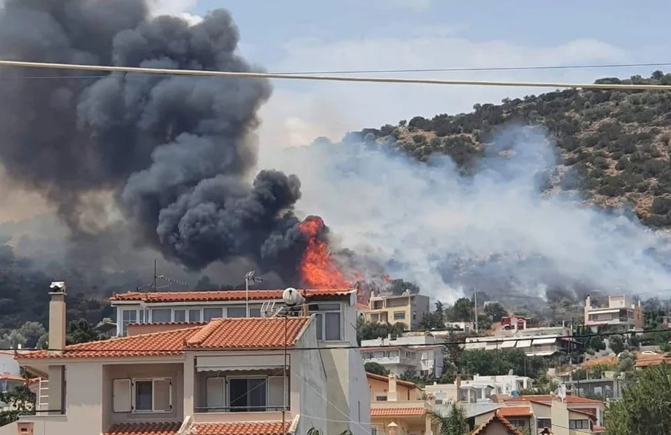 Πυρκαγιά κοντά σε σπίτια στην Αρτέμιδα