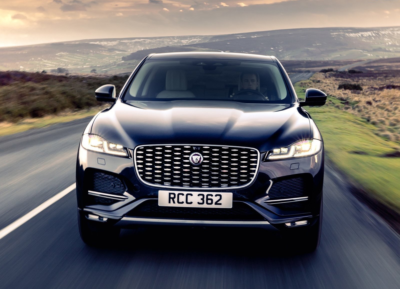 Οδηγούμε την επαναφορτιζόμενη Jaguar F Pace!
