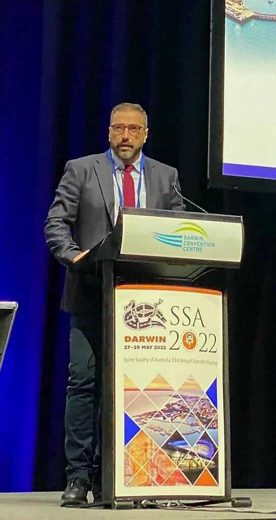 Ο δρ Γεώργιος Βασταρδής, MD, PhD, Διευθυντής Κλινικής Ενδοσκοπικής και Ελάχιστα Επεμβατικής Χειρουργικής Σπονδυλικής Στήλης, Metropolitan General κατά τη διάρκεια της ομιλίας του στο Spine Society of Australia 33rd Annual Scientific Meeting.