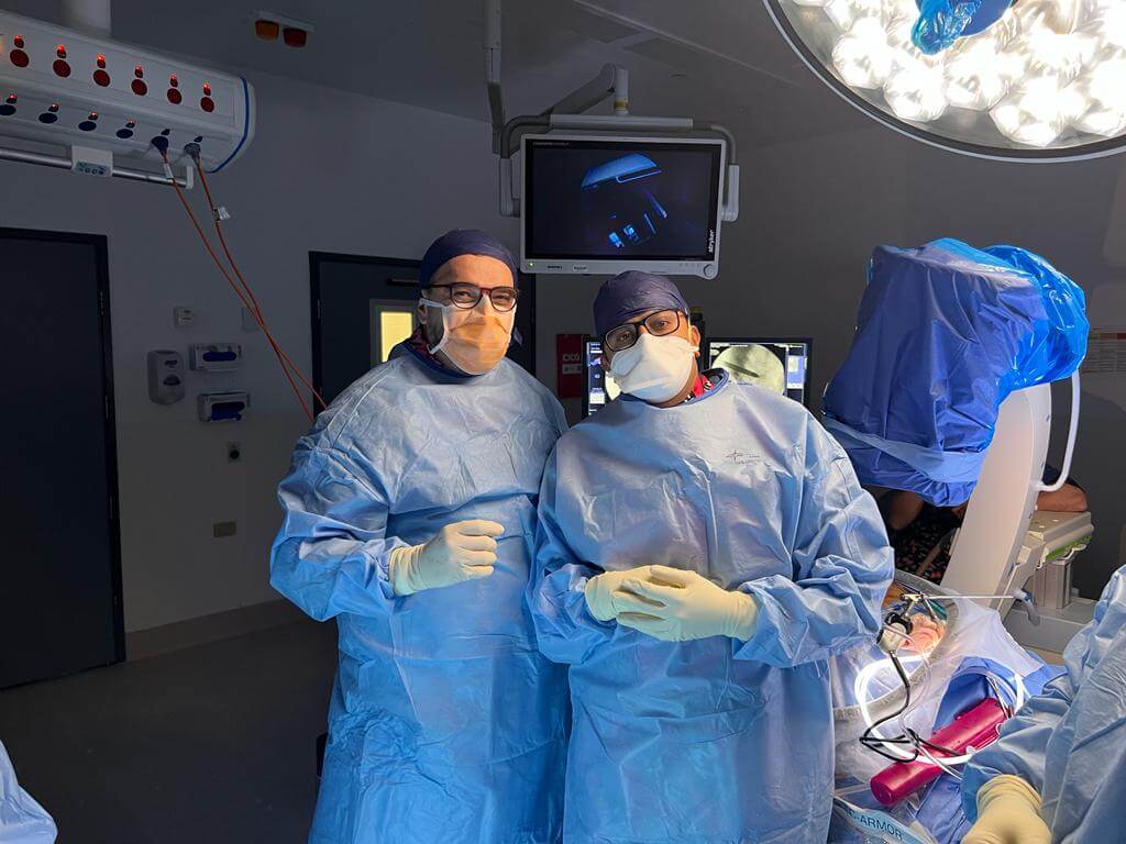 Από αριστερά οι κύριοι: δρ Γεώργιος Βασταρδής, MD, PhD, Διευθυντής Κλινικής Ενδοσκοπικής και Ελάχιστα Επεμβατικής Χειρουργικής Σπονδυλικής Στήλης, Metropolitan General μαζί με τον Dr Prashanth Rao, Νευροχειρουργό, Χειρουργό Σπονδυλικής Στήλης στο Norwest Private Hospital, Sydney κατά τη διάρκεια των live ενδοσκοπικών επεμβάσεων στο Norwest Private Hospital, Sydney. --