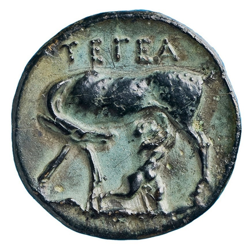Χάλκινο νόμισμα Τεγέας (περ. μέσα 3ου αιώνα π.Χ.) Απεικονίζει ελαφίνα που θηλάζει τον Τήλεφο ως βρέφος.Νομισματική Συλλογή ΚΙΚΠΕ
