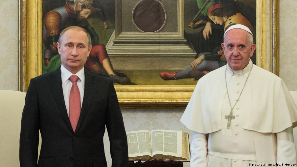 Ο Βλαντίμιρ Πούτιν και ο Πάπας Φραγκίσκος ποζάρουν στους φωτογράφους μετά από συνάντησή τους