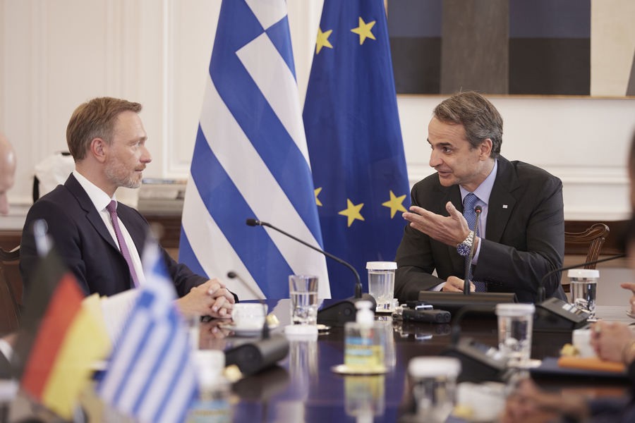 Ο πρωθυπουργός Κυριάκος Μητσοτάκης συνομιλεί με τον Ομοσπονδιακό υπουργό Οικονομικών της Γερμανίας Christian Lindner, κατά τη διάρκεια της συνάντησής τους στο Μέγαρο Μαξίμου
