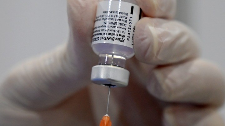 EMA: Ξεκίνησε κυλιόμενη αξιολόγηση νέας έκδοσης του εμβολίου της Pfizer