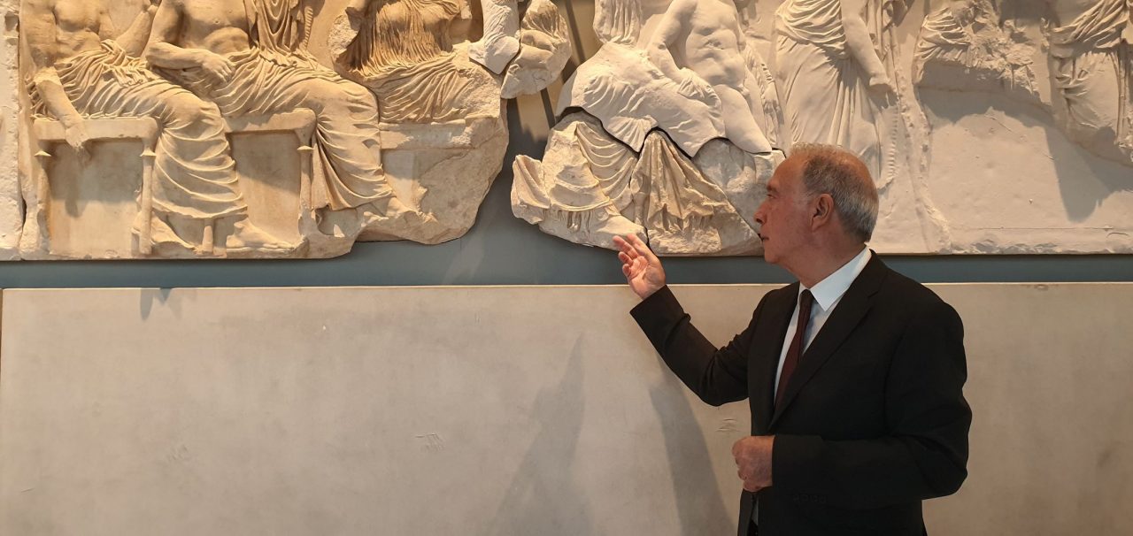 Ο διευθυντής του Μουσείου Ακρόπολης, καθηγητής Νίκος Σταμπολίδης στη ζωφόρο του Παρθενώνα με το «Θραύσμα Fagan»