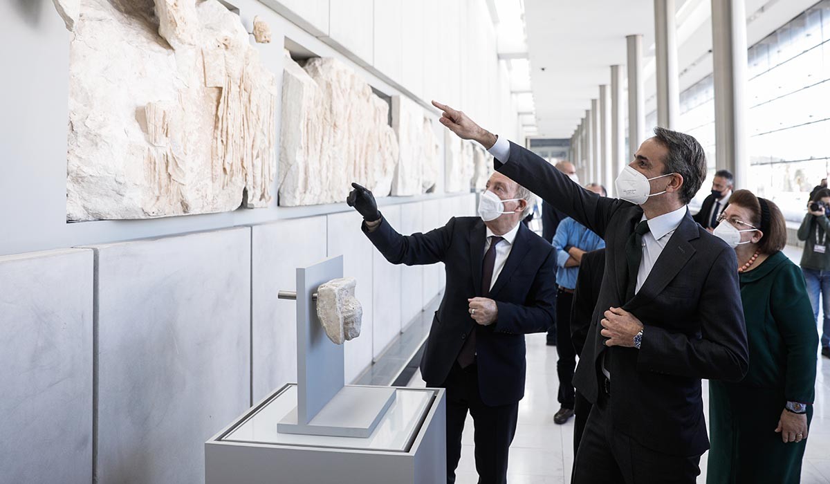 Ο πρωθυπουργός Κυριάκος Μητσοτάκης στο Μουσείο Ακρόπολης με την υπουργό Πολιτισμού Λίνα Μενδώνη και τον διευθυντή του μουσείου Νίκο Σταμπολίδη