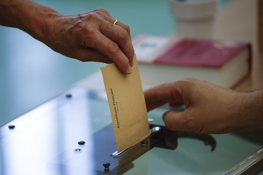 Στη Γαλλία, ψηφοφόρος ρίχνει ψήφο σε κάλπη, στον δεύτερο γύρο των βουλευτικών εκλογών του 2022