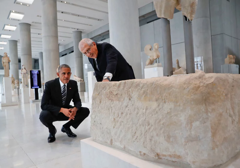 Ο Μπαράκ Ομπάμα κατά την επίσκεψή του στο Μουσείο Ακρόπολης με τον καθηγητή Δημήτρη Παντερμαλή
