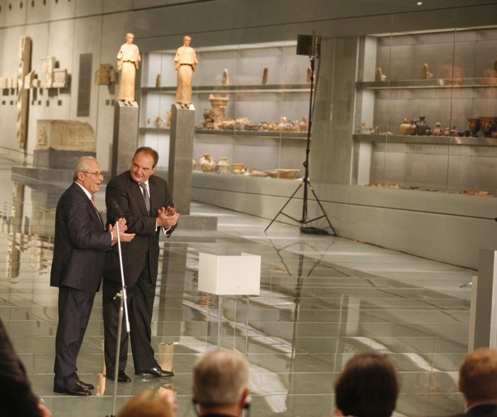 Ο τότε πρωθυπουργός Κώστας Καραμανλής και ο πρόεδρος του Μουσείου Ακρόπολης Δημήτρης Παντερμαλής στα εγκαίνια του μουσείου