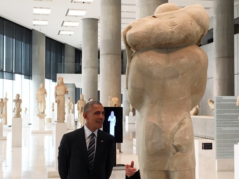 Ο Μπαράκ Ομπάμα στο Μουσείο Ακρόπολης μπροστά στο άγαλμα του «Μοσχοφόρου»