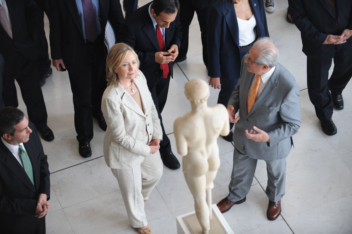 Η Χίλαρι Κλίντον στην αίθουσα των Αρχαϊκών Γλυπτών