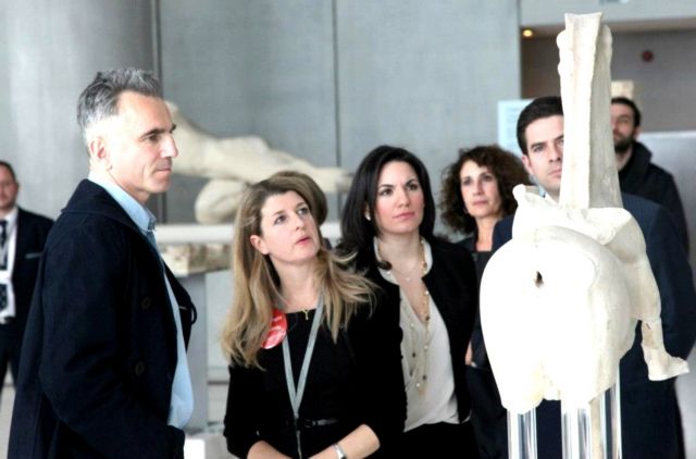 Ο Ντάνιελ Ντέι Λιούς και η Όλγα Κεφαλογιάννη στο Μουσείο Ακρόπολης
