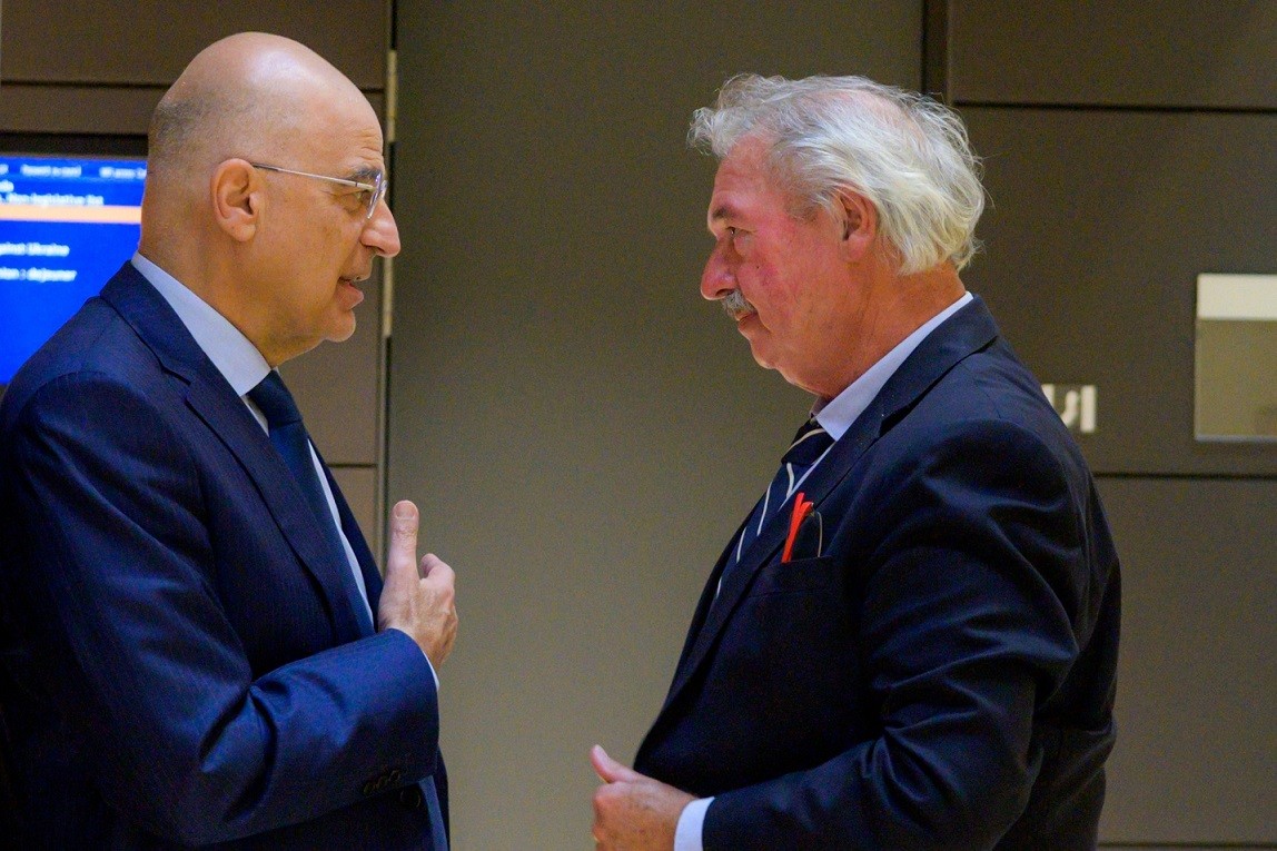 Σύντομη συζήτηση με τον υπουργό Εξωτερικών του Λουξεμβούργου Ζαν 'Ασελμπορν πραγματοποίησε ο υπουργός Εξωτερικών Νίκος Δένδιας