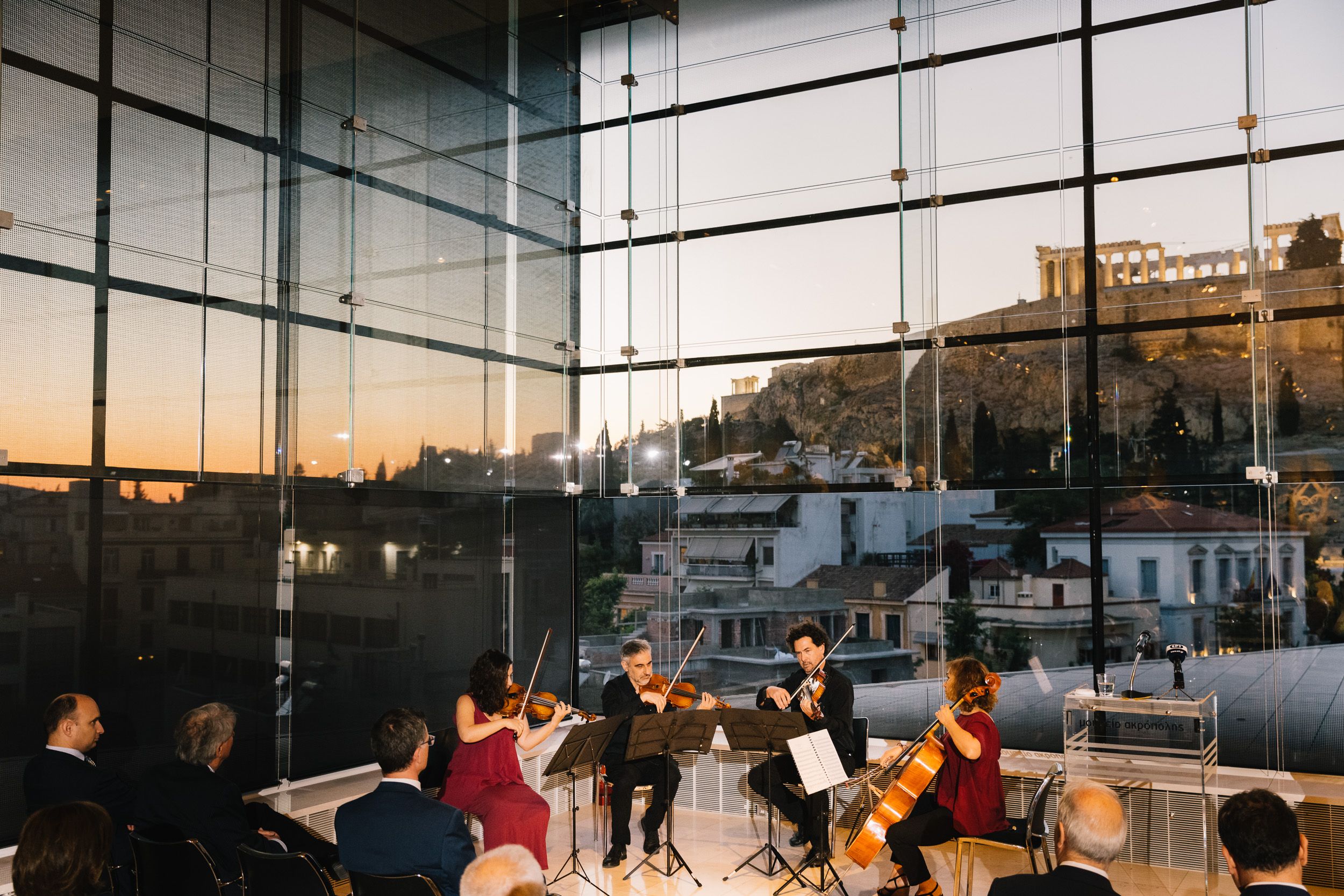 Μουσικοί της Κρατικής Ορχήστρας Αθηνών με φόντο τον Παρθενώνα