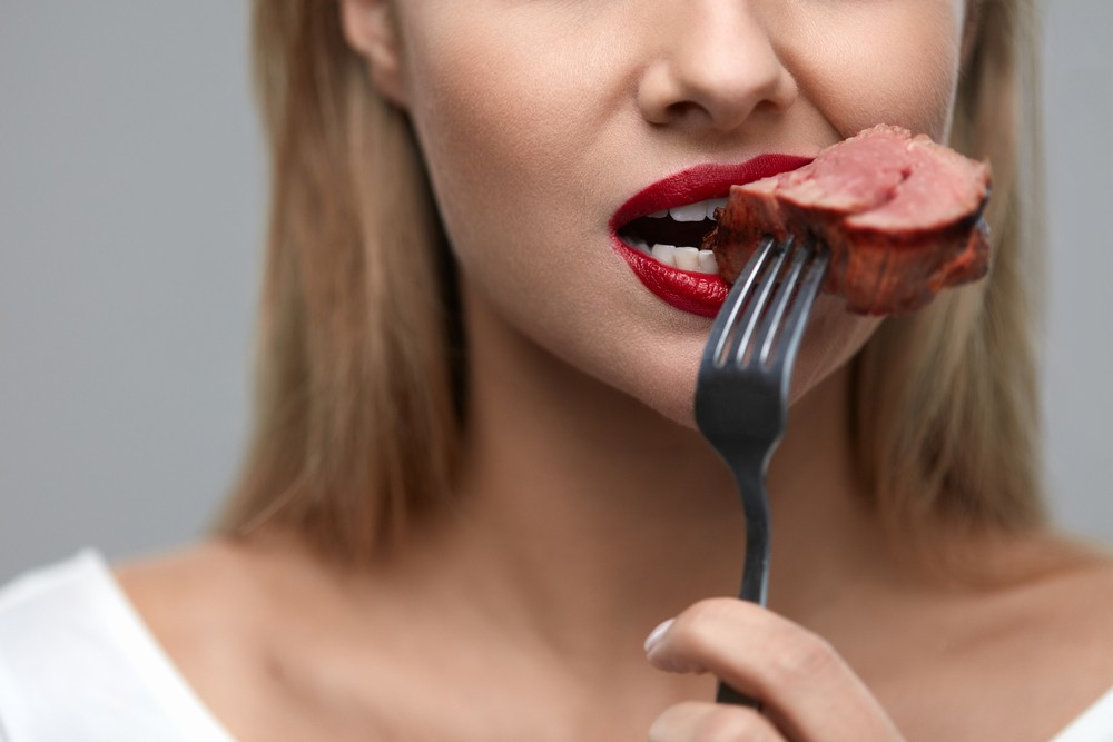 Γυναίκα τρώει κόκκινο κρέας