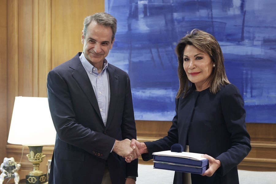 Ο Πρωθυπουργός Κυριάκος Μητσοτάκης συναντήθηκε με την Πρόεδρο της Επιτροπής «Ελλάδα 2021», κυρία Γιάννα Αγγελοπούλου-Δασκαλάκη, στο Μέγαρο Μαξίμου, την Τετάρτη 22 Ιουνίου 2022.