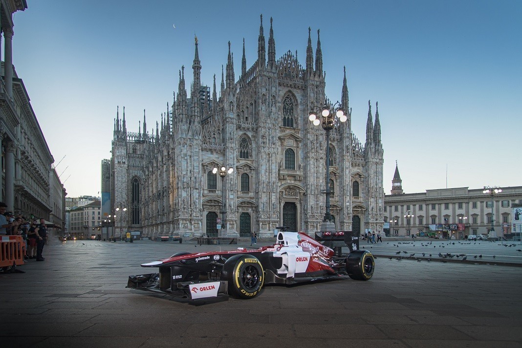 Η Alfa Romeo βρήκε έναν ξεχωριστό τρόπο για να γιορτάσει τα γενέθλια της και να ξυπνήσει τη γενέτειρα πόλη της.