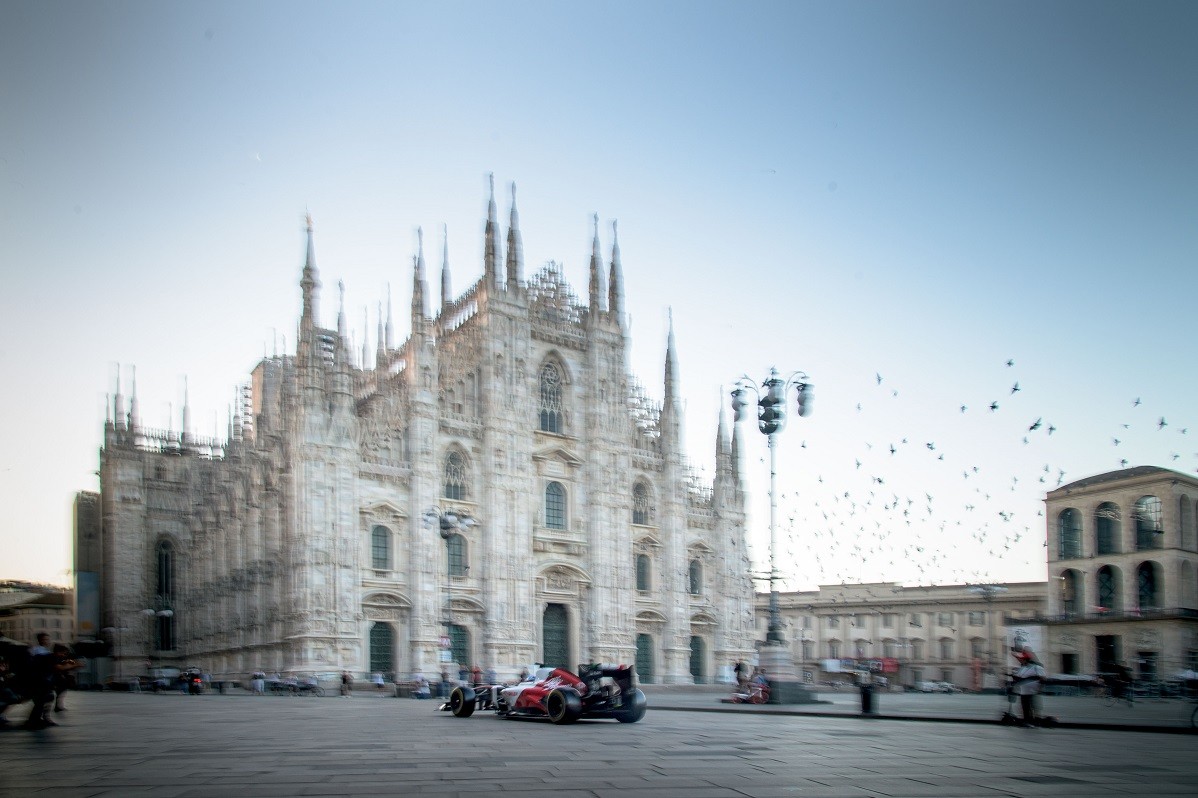 Η Alfa Romeo βρήκε έναν ξεχωριστό τρόπο για να γιορτάσει τα γενέθλια της και να ξυπνήσει τη γενέτειρα πόλη της.