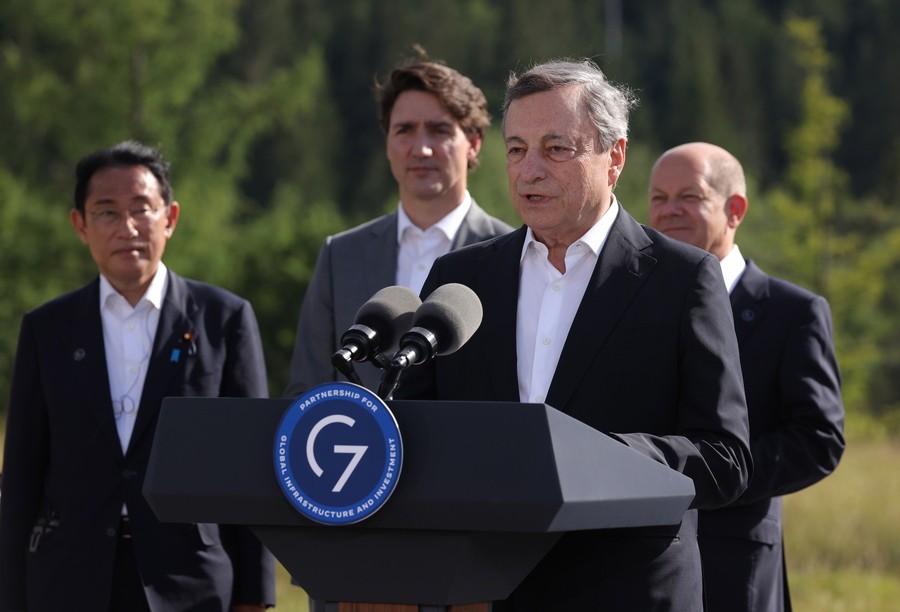 Ο Μάριο Ντράγκι κατά τη διάρκεια δηλώσεων στη σύνοδο των G7 στη Γερμανία τον Ιούνιο του 2022. Πίσω του ο πρωθυπουργός της Ιαπωνίας, του Καναδά και ο Καγκελάριος της Γερμανίας