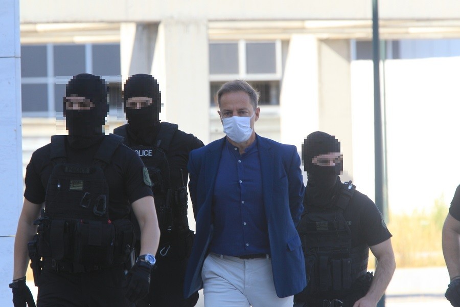 Ο γνωστός ηθοποιός και σκηνοθέτης Δημήτρης Λιγνάδης προσέρχεται ενώπιον της προέδρου του Μικτού Ορκωτού Δικαστηρίου για να απολογηθεί για τέσσερις κατηγορίες του βιασμού που αντιμετωπίζει (ΑΠΕ-ΜΠΕ)