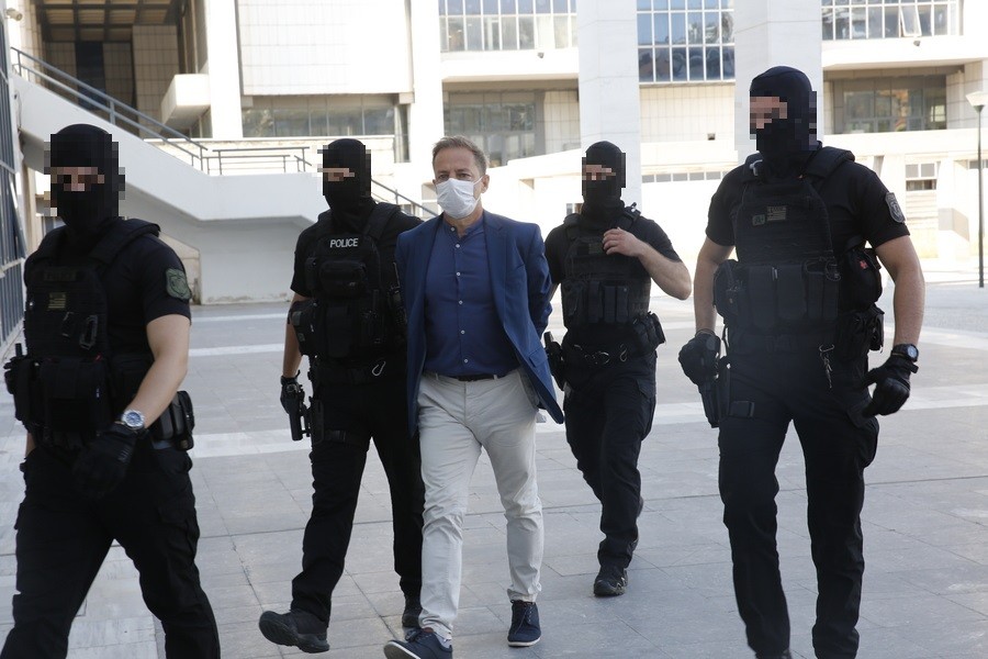 Ο γνωστός ηθοποιός και σκηνοθέτης Δημήτρης Λιγνάδης προσέρχεται ενώπιον της προέδρου του Μικτού Ορκωτού Δικαστηρίου για να απολογηθεί για τέσσερις κατηγορίες του βιασμού που αντιμετωπίζει (ΑΠΕ-ΜΠΕ)