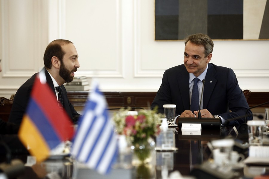 Ο πρωθυπουργός Κυριάκος Μητσοτάκης συνομιλεί με τον υπουργό Εξωτερικών της Αρμενίας Ararat Mirzoyan (Αραράτ Μιρτζογιάν), στο Μέγαρο Μαξίμου