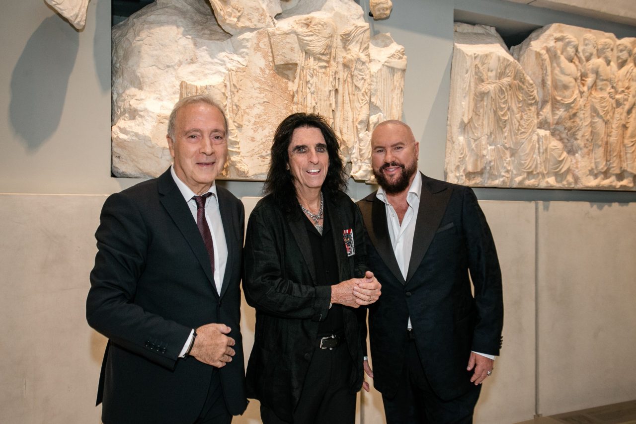 Από την επισκεψη των διάσημων καλλιτεχνών στο Μουσείο Ακρόπολης και την ξενάγησή τους από τον διευθυντή του Νίκο Σταμπολίδη