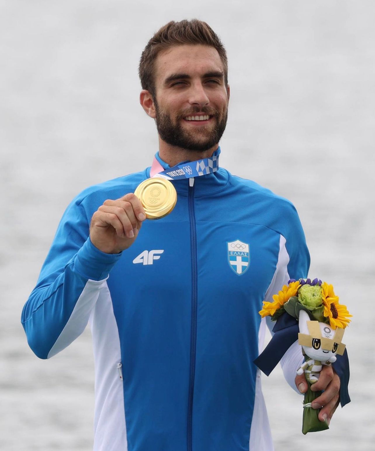 Ο Χρυσός Ολυμπιονίκης Στέφανος Ντούσκος με το Χρυσό Μετάλλιο από τους Ολυμπιακούς Αγώνες του Τόκυο