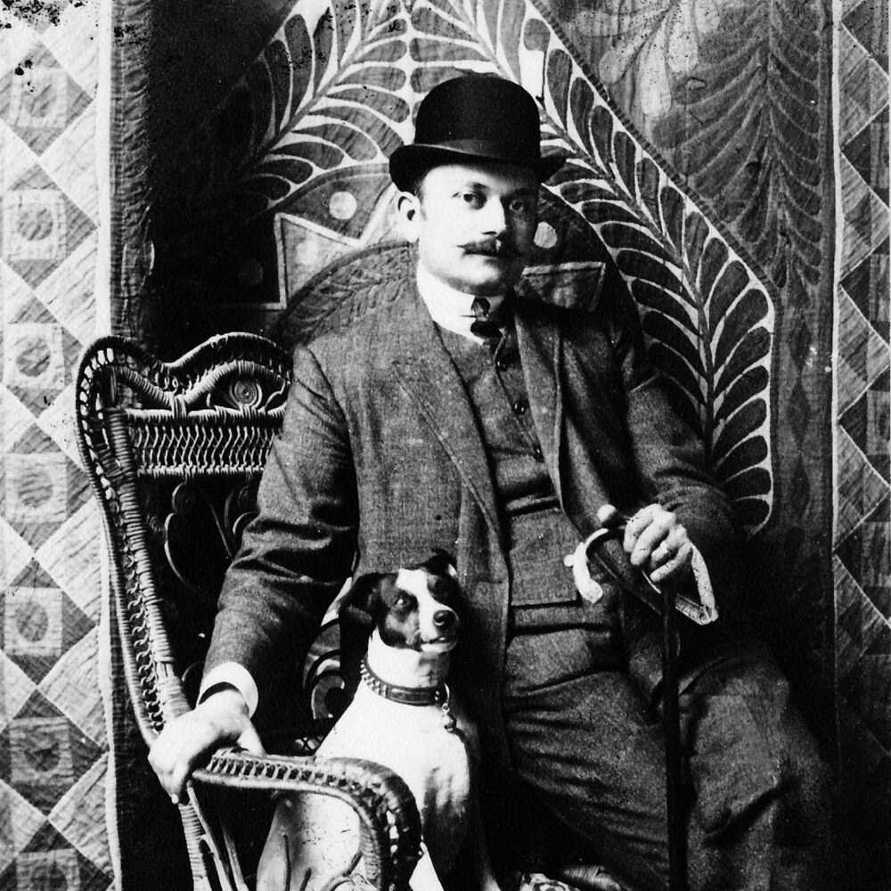Ο Κωνσταντίνος Παρθένης και ο σκύλος του Ρούμπενς περίπου το 1900