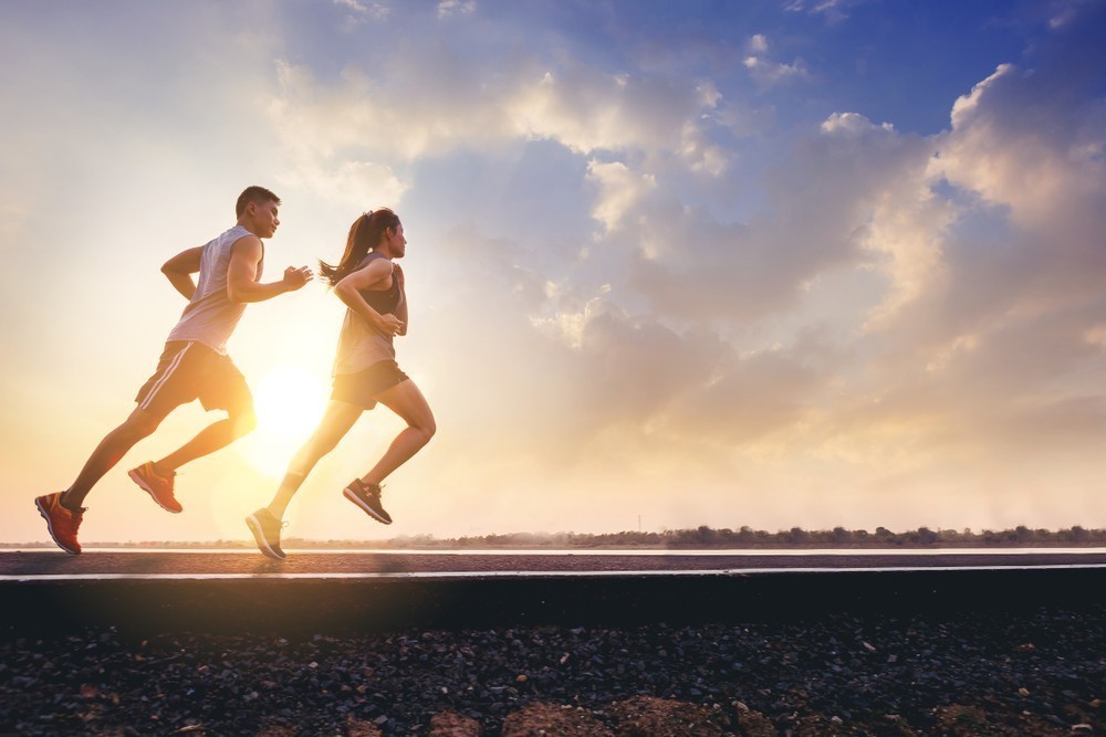 Άντρας και γυναίκα πηγαίνουν για τρέξιμο - σωματική άσκηση