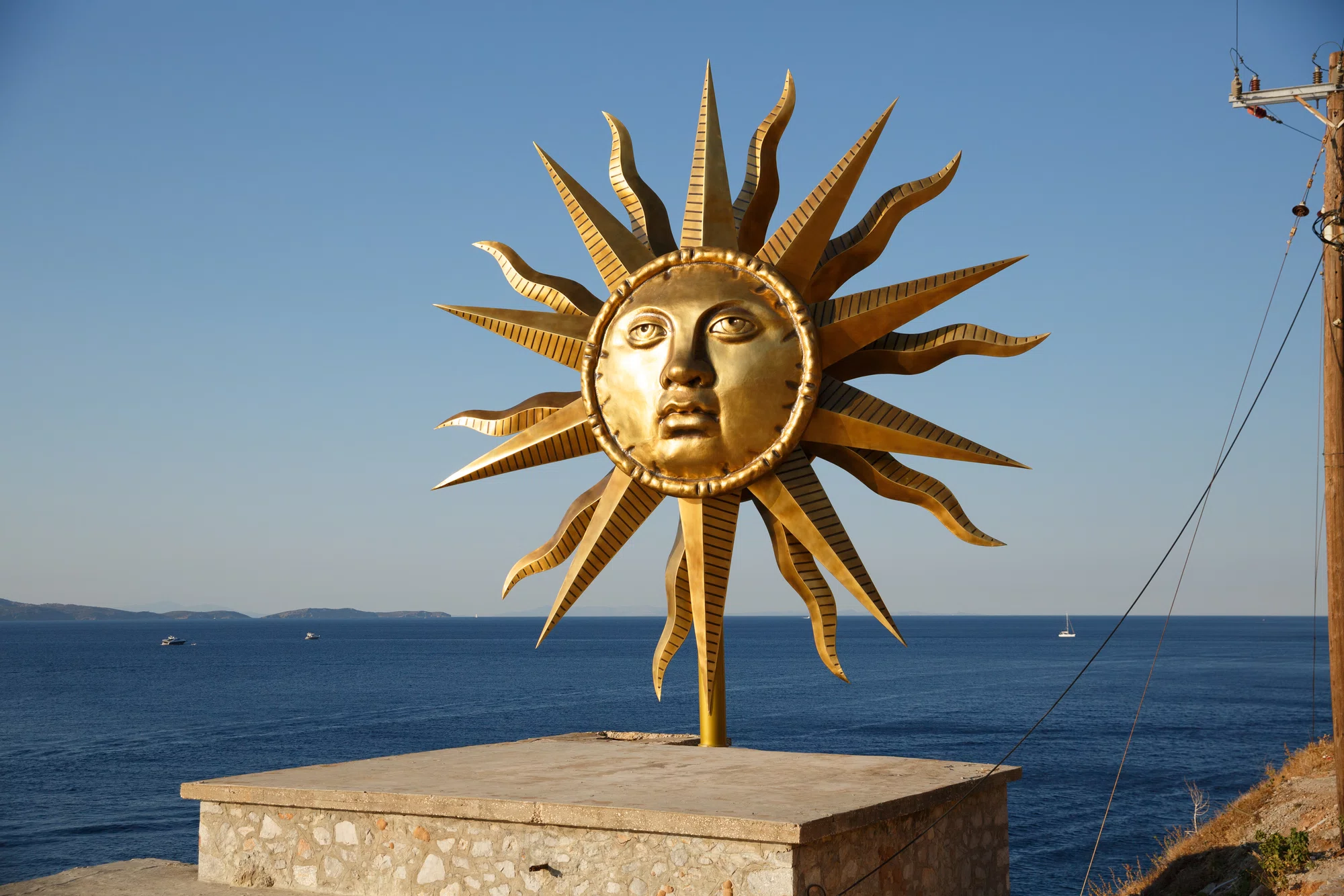 Ο Ήλιος – Απόλλωνας πάνω από τα παλιά Σφαγεία της Ύδρας