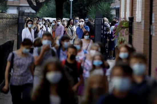 Άυξηση κρουσμάτων κορονοϊού στην Ευρώπη – Σχέδια για αναχαίτιση του νέου απειλητικού κύματος