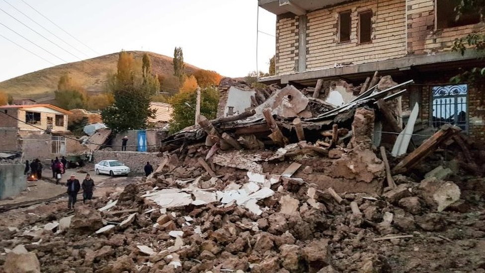 Εικόνες καταστροφής από τον φονικό σεισμό στο Ιράν
