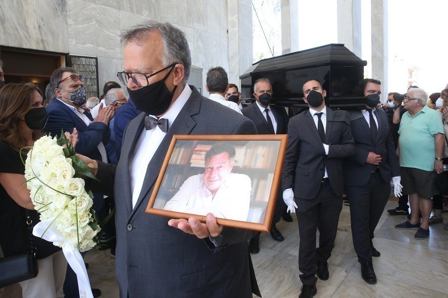 Πλήθος κόσμου παρίσταται παρίσταται στην πολιτική κηδεία του εκλογολόγου Ηλία Νικολακόπουλου στο Α' Νεκροταφείο, Αθήνα Σάββατο 2 Ιουλίου 2022. ΑΠΕ-ΜΠΕ/ΑΠΕ-ΜΠΕ/ΟΡΕΣΤΗΣ ΠΑΝΑΓΙΩΤΟΥ