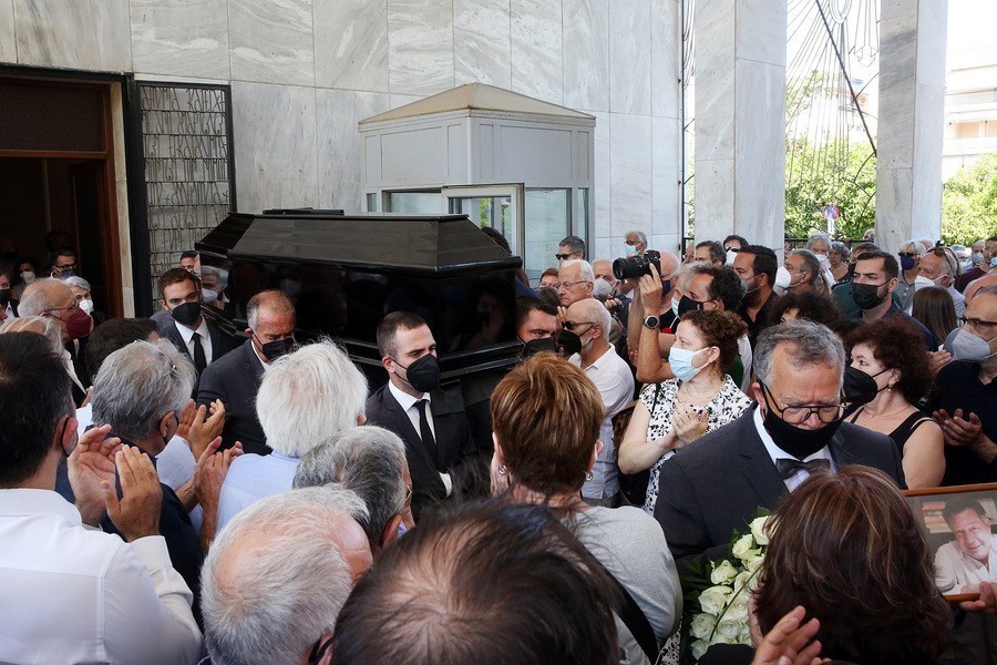 Πλήθος κόσμου  παρίσταται παρίσταται  στην πολιτική κηδεία του εκλογολόγου Ηλία Νικολακόπουλου στο Α' Νεκροταφείο, Αθήνα Σάββατο 2 Ιουλίου 2022 ΑΠΕ-ΜΠΕ/ΟΡΕΣΤΗΣ ΠΑΝΑΓΙΩΤΟΥ
