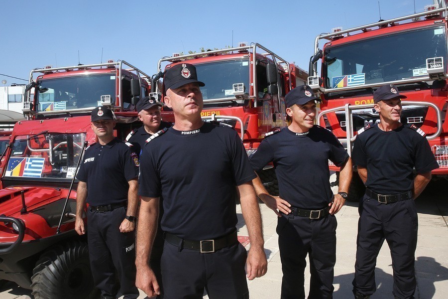 Ρουμάνοι πυροσβέστες μπροστά στα οχήματα τους σε τελετή υποδοχής τους στη χώρα μας για την καλοκαιρινή περίοδο, Πυροσβεστική Ακαδημία, Αθήνα Σάββατο 2 Ιουλίου 2022. Περισσότεροι από 200 Πυροσβέστες από Βουλγαρία, Γαλλία, Γερμανία, Ρουμανία, Νορβηγία και Φινλανδία θα βρίσκονται στην Ελλάδα για το δίμηνο Ιουλίου-Αυγούστου, ώστε να συνδράμουν στην πυροπροστασία της χώρας μας και να ανταλλάξουν τεχνογνωσία με τους Έλληνες συναδέλφους τους. ΑΠΕ-ΜΠΕ/ΟΡΕΣΤΗΣ ΠΑΝΑΓΙΩΤΟΥ