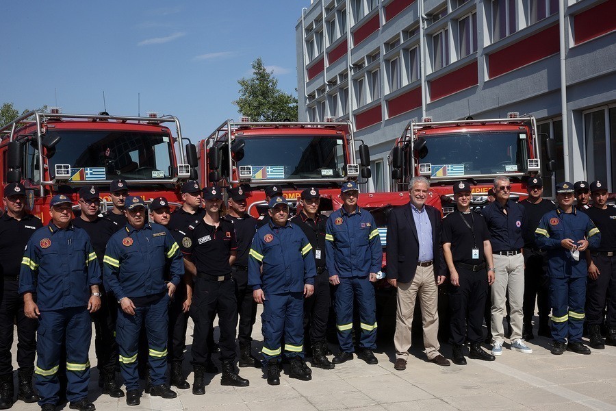 Ο υπουργός Κλιματικής Κρίσης και Πολιτικής Προστασίας Χρήστος Στυλιανίδης υποδέχεται, σε τελετή που έγινε στην Πυροσβεστική Ακαδημία, την πρώτη αποστολή πυροσβεστών που έφθασε από τη Ρουμανία, Αθήνα Σάββατο 2 Ιουλίου 2022. Περισσότεροι από 200 Πυροσβέστες από Βουλγαρία, Γαλλία, Γερμανία, Ρουμανία, Νορβηγία και Φινλανδία θα βρίσκονται στην Ελλάδα για το δίμηνο Ιουλίου-Αυγούστου, ώστε να συνδράμουν στην πυροπροστασία της χώρας μας και να ανταλλάξουν τεχνογνωσία με τους Έλληνες συναδέλφους τους. ΑΠΕ-ΜΠΕ/ΟΡΕΣΤΗΣ ΠΑΝΑΓΙΩΤΟΥ