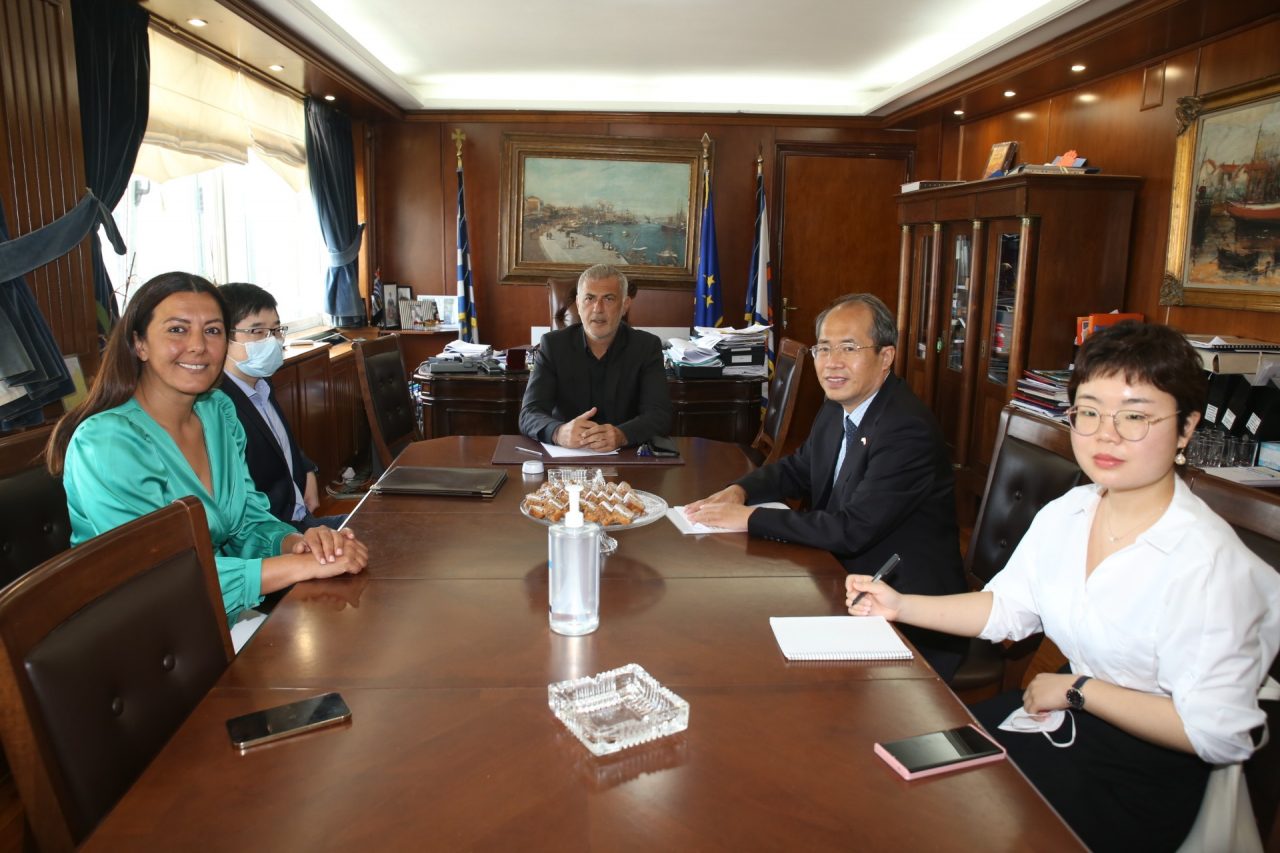 Ο Δήμαρχος Πειραιά κ. Γιάννης Μώραλης υποδέχθηκε, στο γραφείο του στο Δημαρχείο, τον νέο Πρέσβη της Κίνας στην Ελλάδα κ. Σιάο Τζουντσένγκ