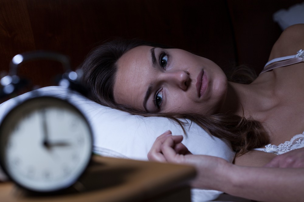Γυναίκα ξαπλωμένη υποφέρει από αϋπνία