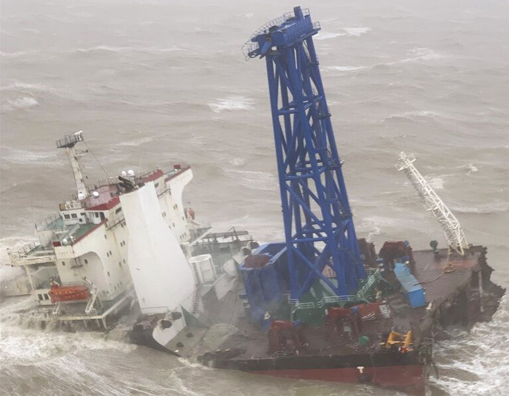 Χονγκ Κονγκ: Πλοίο έσπασε στα δύο και βυθίστηκε - Δεκάδες αγνοούμενοι