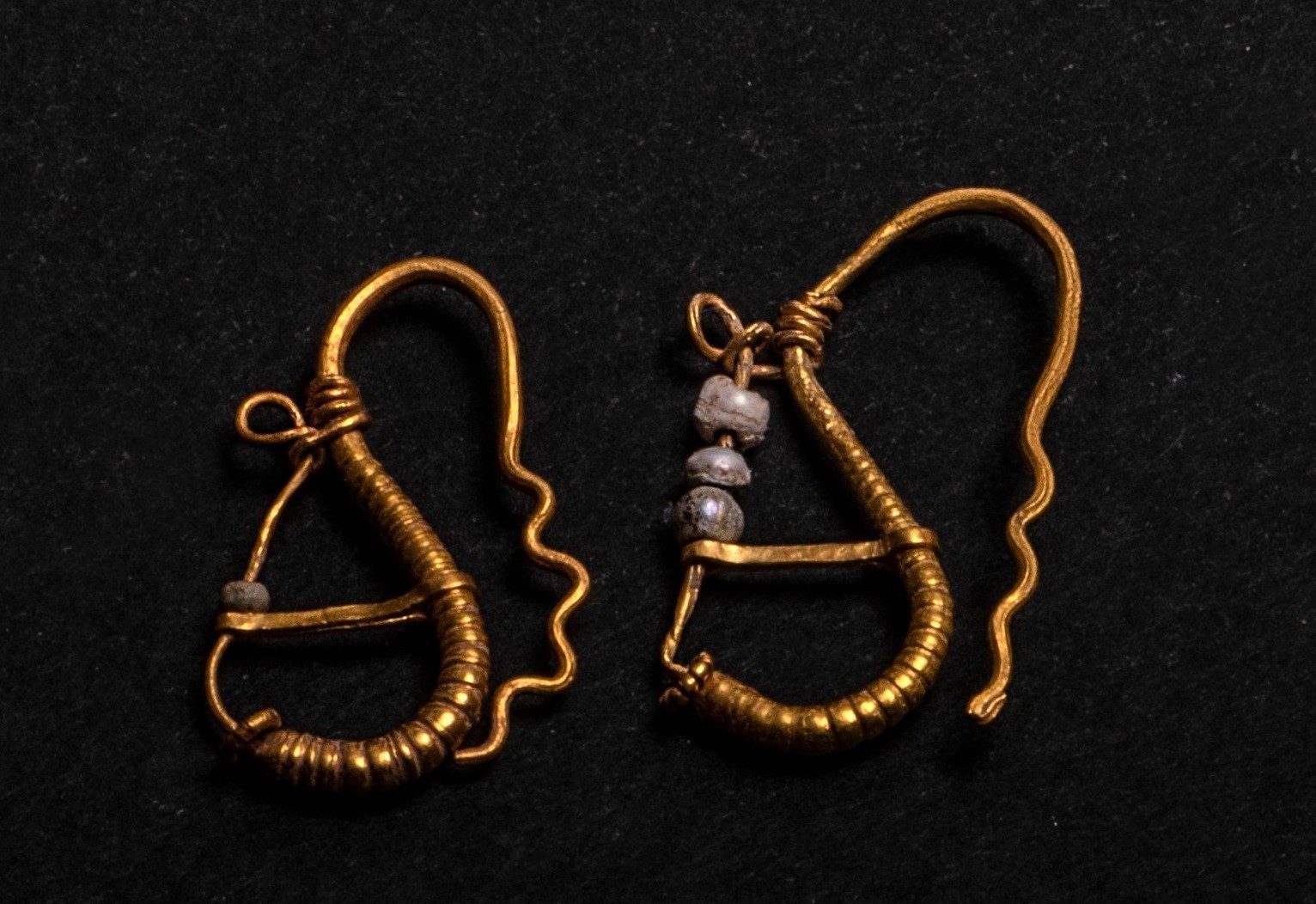 Χρυσά σκουλαρίκια με γυάλινες χάντρες, από το νεκροταφείο της αρχαίας πόλης της Μήλου