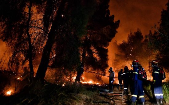 Φωκίδα: Ανεξέλεγκτη η φωτιά στην Άμφισσα – Απομακρύνθηκαν κάτοικοι στην Ιτέα