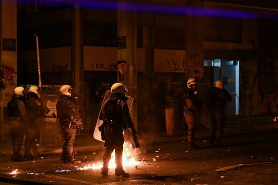 Εξάρχεια: Επίθεση κατά διμοιρίας των ΜΑΤ