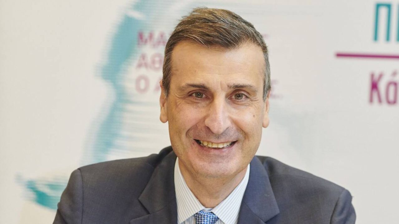 Στέλιος Λουκίδης, πρόεδρος της Ελληνικής Πνευμονολογικής Εταιρείας, διευθυντής της Πανεπιστημιακής Πνευμονολογικής Κλινικής στο Νοσοκομείο «Αττικόν», καθηγητής Πνευμονολογίας