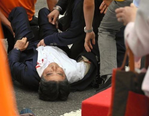 O πρώην πρωθυπουργός της Ιαπωνίας Σίνζο Άμπε, πεσμένος στο έδαφος μετά τους πυροβολισμού